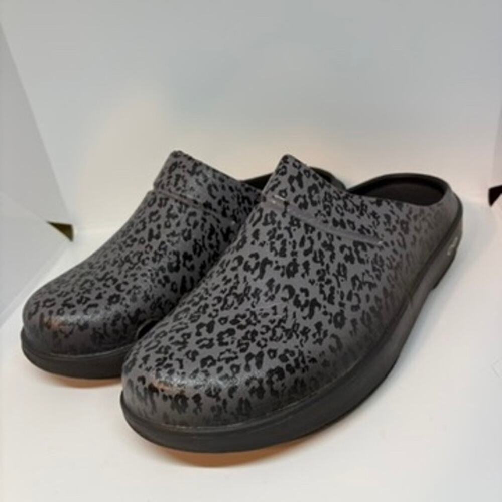 OOFOS luxe clogs gray leopard print women's 9/ men's 7